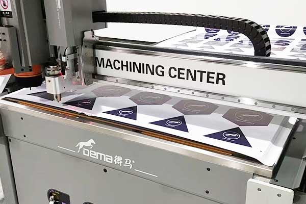 得马Z3高速巡边雕刻机展示